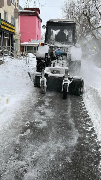 В работе по уборке снега в Астане задействованы тысячи дорожных рабочих
