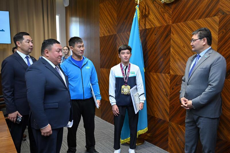 Аким области встретился с призерами чемпионата мира по греко-римской борьбе