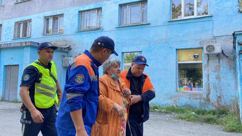 15 жителей из них 4 детей спасли​ при пожаре в жилом доме в​ Усть-Каменогорске