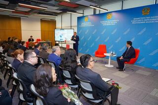 Министр науки и высшего образования РК встретился с жителями Астаны