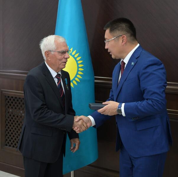 В Павлодарской области вручили медали в честь 30-летия Конституции