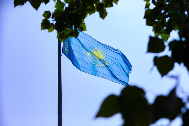 Глава региона принял участие в церемонии поднятия Государственного флага