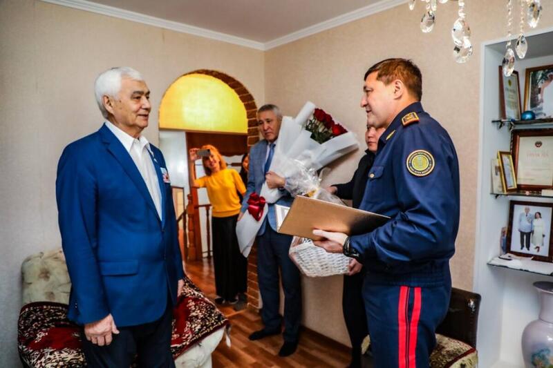 Полицейские поздравили почетного ветерана МВД с 80-летием