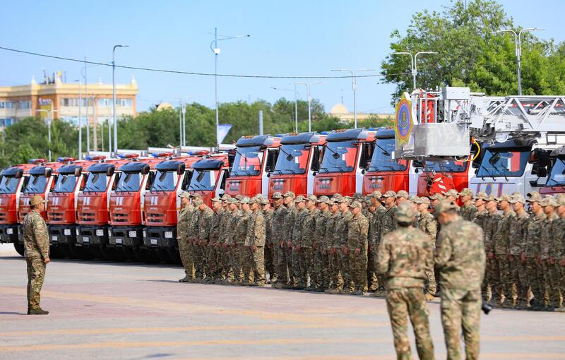 Глава МЧС вручил актюбинским спасателям спецтехнику и ключи от служебных квартир