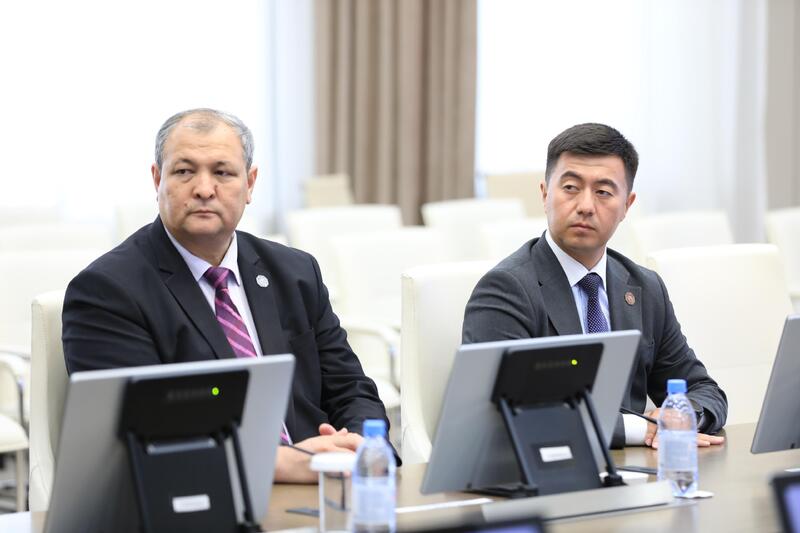 Работникам железнодорожной отрасли вручили государственные награды