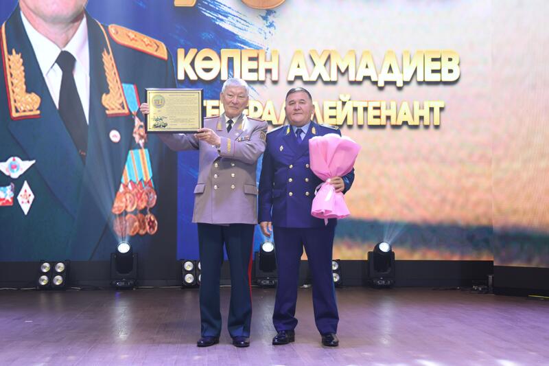 В Астане ветерана Сил воздушной обороны Копена Ахмадиева поздравили с юбилеем