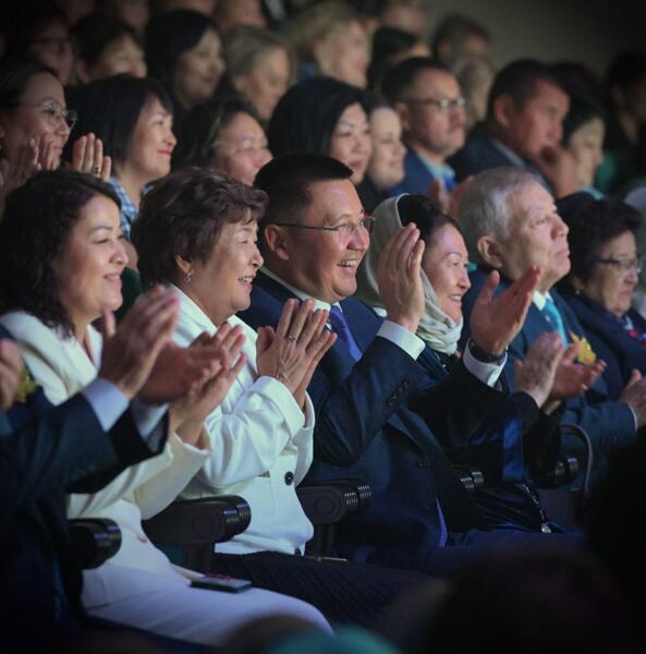 Аким Павлодарской области поздравил учителей с профессиональным праздником