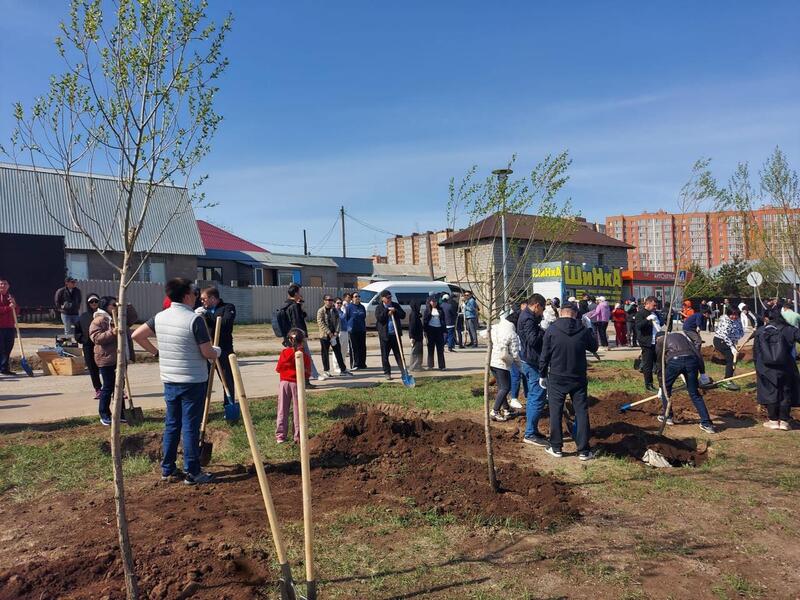 Более 100 тыс. человек приняли участие в общегородском субботнике в Астане