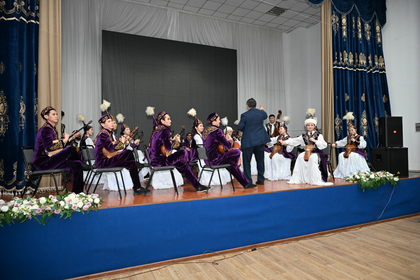 Аким города Ернат Бәзіл встретился с коллективом музыкального колледжа имени К. Байсеитова