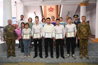 Отличникам боевой подготовки вручили сертификаты для обучения в вузе
