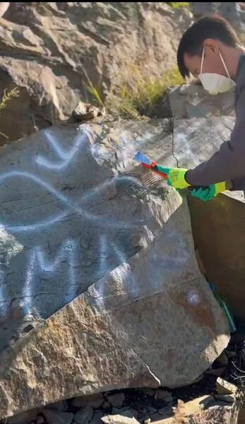 Сотрудники МРЦ Самар очистили скалы от надписей вандалов