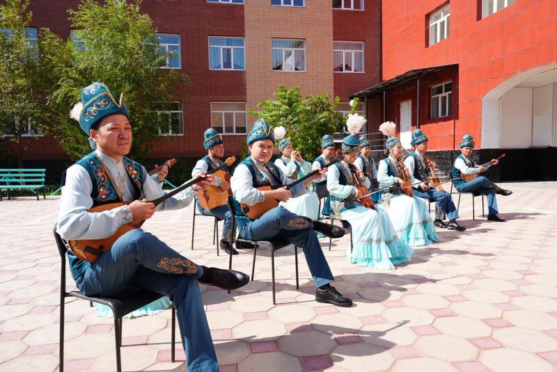 К памятнику Абая Кунанбаева возложены цветы