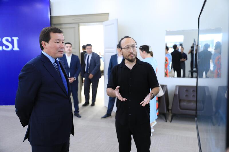 Асхат Шахаров наградил активную молодежь