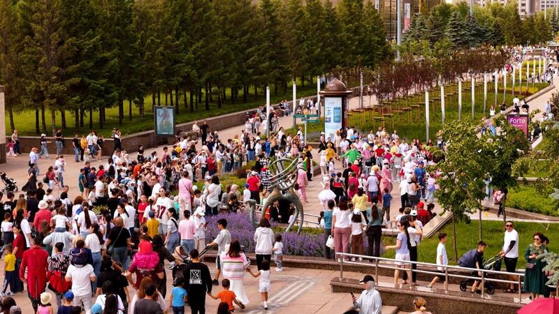 В Астане прошел парад клоунов с участием артистов из разных стран