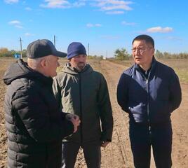 Аким области Асаин Байханов с рабочим визитом посетил район Тереңкөл, где ознакомился с ходом уборочной кампании и встретился с жителями
