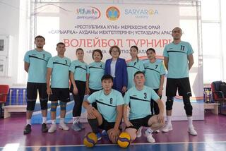 День Республики: в Астане прошел турнир по волейболу среди учителей