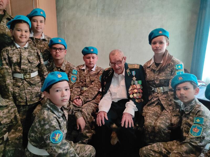 В Алматы военнослужащие Вооруженных сил поздравили ветерана войны с днем рождения