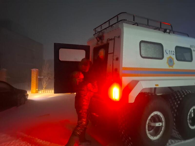 Спасатели МЧС Казахстана за прошедшие пять суток из снежных заносов спасли и эвакуировали 257 человек