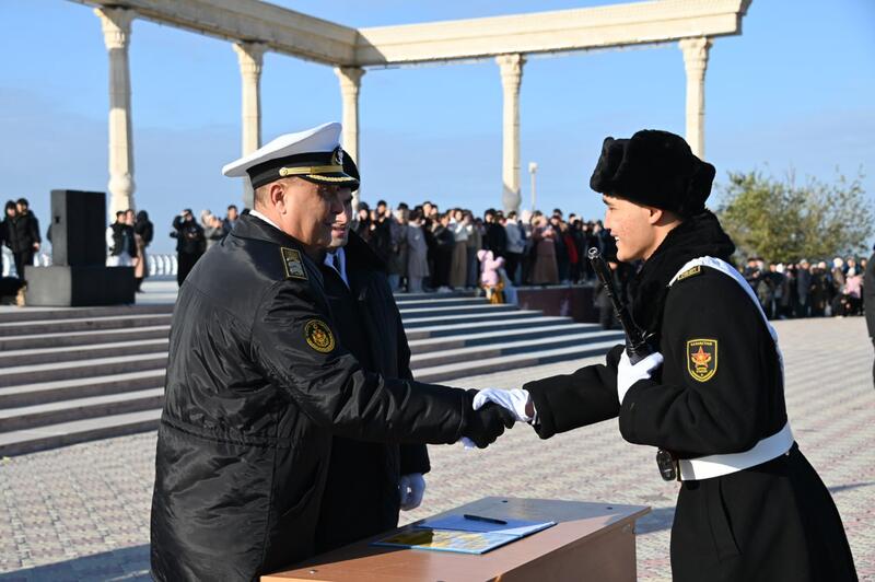 На берегу Каспия более 200 матросов присягнули на верность Родине