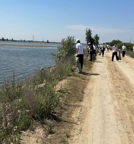 «Таза Қазақстан»: молодёжь Сарани очистила береговую линию водохранилища
