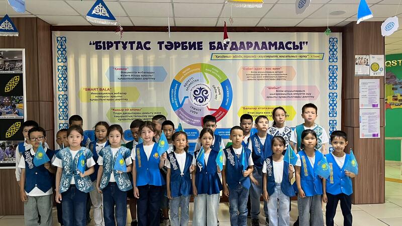 В Астане более 10 тысяч детей одновременно исполнили Государственный гимн