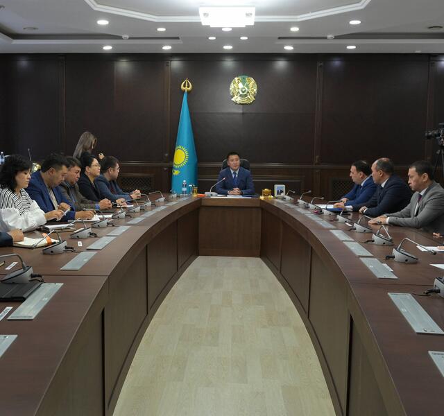 Аким Павлодарской области Асаин Байханов провел встречу с активом города Павлодара