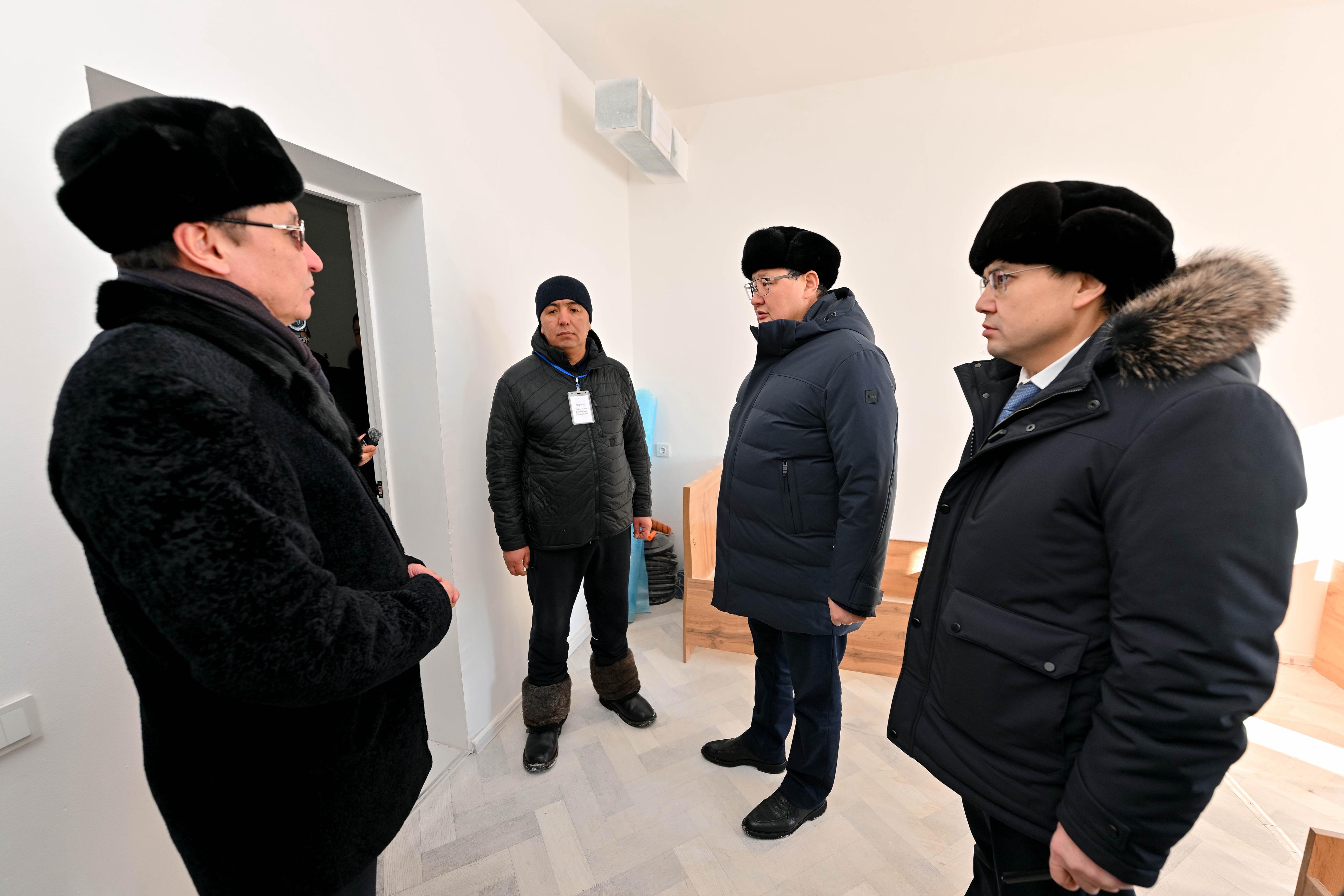 Аким области посетил недостроенные объекты в Абайском районе