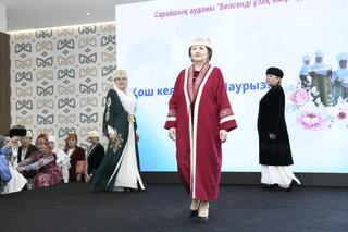 В Астане пенсионеры провели показ национальной одежды