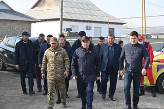 АКИМ ТУРКЕСТАНСКОЙ ОБЛАСТИ ПОСЕТИЛ ЖЕТЫСАЙ И ВЫРАЗИЛ СОБОЛЕЗНОВАНИЯ БЛИЗКИМ ПОГИБШИХ ПРИ ПОЖАРЕ