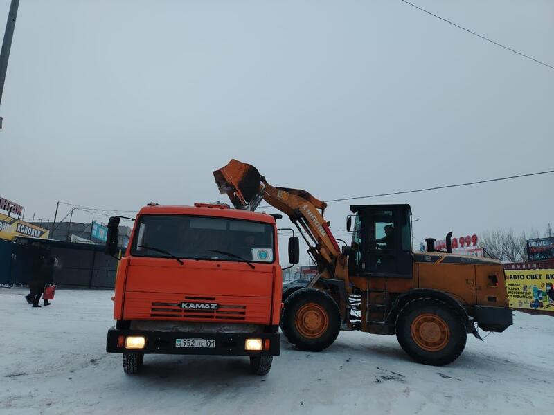 Около двух тысяч единиц спецтехники вывели на уборку снега в Астане