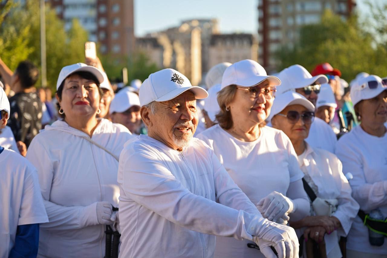 Спортивная неделя: астанчане вместе с олимпийскими чемпионами приняли участие в мероприятии «10 000 шагов»