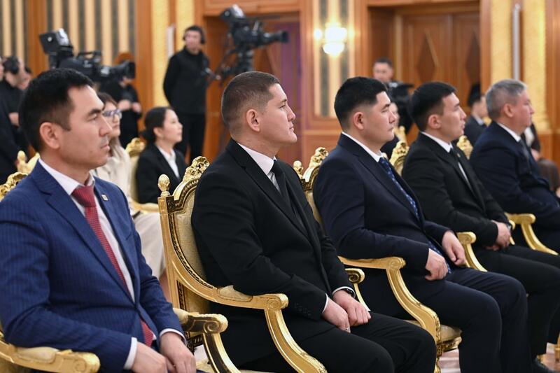 ГЛАВА ГОСУДАРСТВА ВРУЧИЛ КЛЮЧИ ОТ КВАРТИР МОЛОДЫМ УЧЕНЫМ