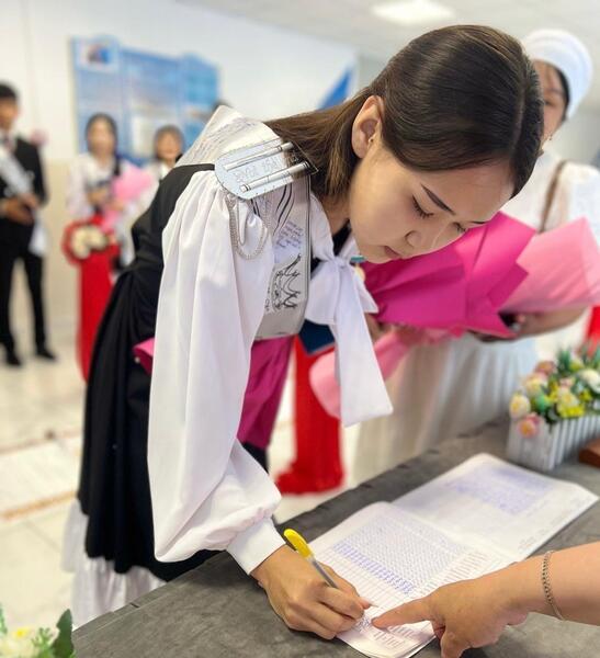 Вручение аттестатов выпускникам 2025 года