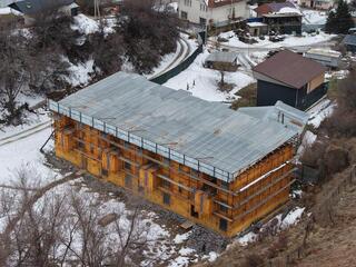 Незаконный трехэтажный объект сносят в предгорье Алматы