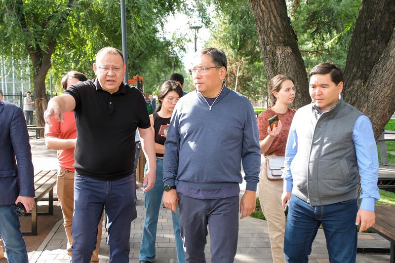 Ерболат Досаев проверил ремонт подземного перехода и сквера в Ауэзовском районе Алматы