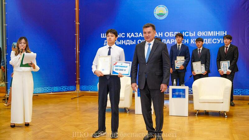 Аким ВКО встретился с одарёнными детьми