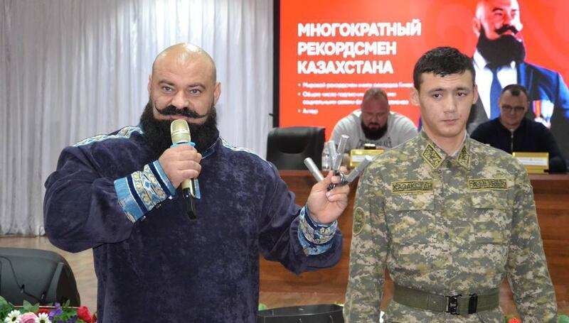 Казахстанский силач встретился с будущими военными летчиками