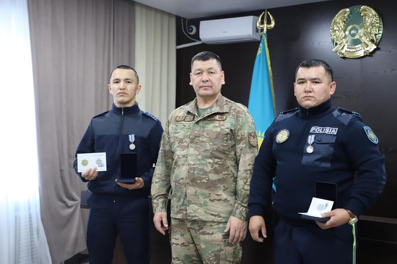 В области Ұлытау награждены полицейские за спасение детей при пожаре