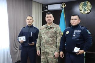 В области Ұлытау награждены полицейские за спасение детей при пожаре