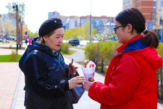 «Бауырсак объединяет»: столичные волонтеры раздали угощения и сладости в честь праздника
