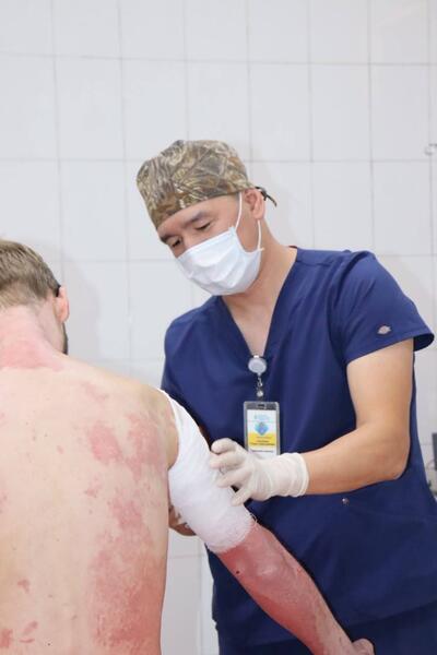 ВРАЧИ СПАСЛИ МУЖЧИНУ С ОЖОГАМИ ПОЧТИ 90% ТЕЛА ПОСЛЕ ВЗРЫВА ГАЗОВОГО БАЛЛОНА
