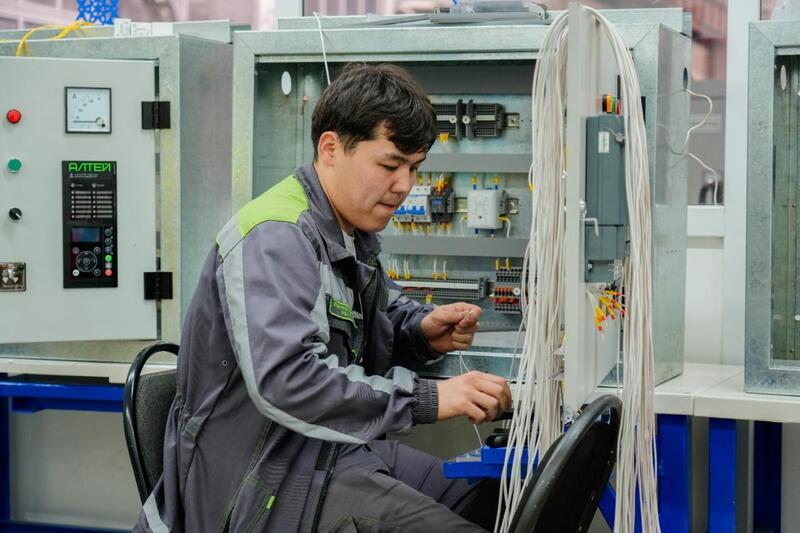 «Путь в профессию: от колледжа к производству»: молодежь столицы провела встречу на электротехническом заводе