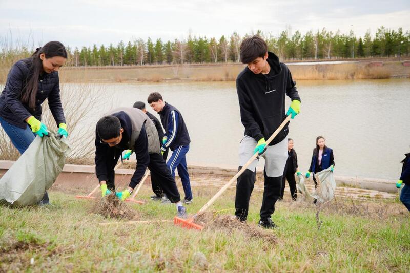 «Таза Қазақстан»: столичная молодежь провела экоакцию на набережной Есиля