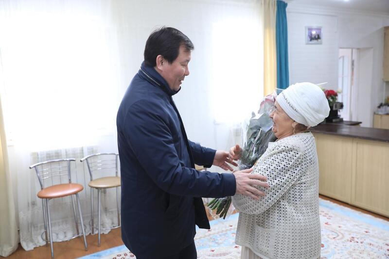 Асхат Шахаров в честь 8 Марта посетил дома актюбинок, внесших вклад в развитие области