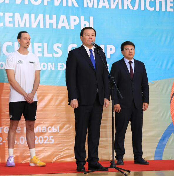 Международный тренер Йорик Майклс проводит семинар по баскетболу для актюбинских тренеров и спортсменов