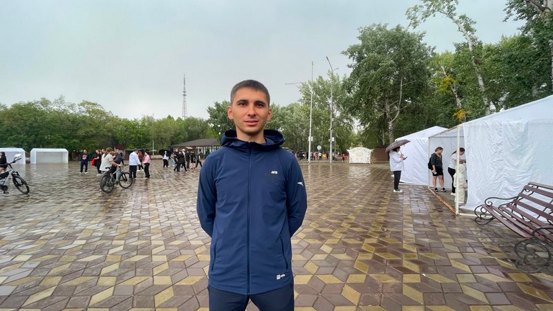 В Караганде массовые утренние зарядки переместились на площадь у флагштока