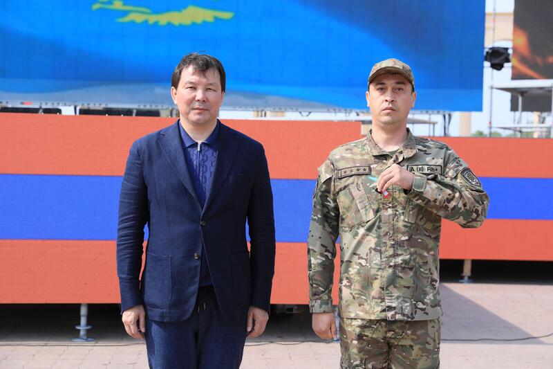 Глава МЧС вручил актюбинским спасателям спецтехнику и ключи от служебных квартир