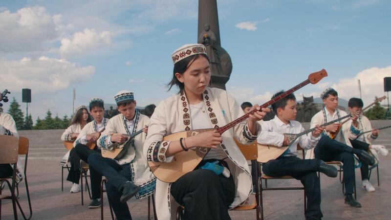 100 школьников одновременно исполнили казахские кюи на домбре в Астане
