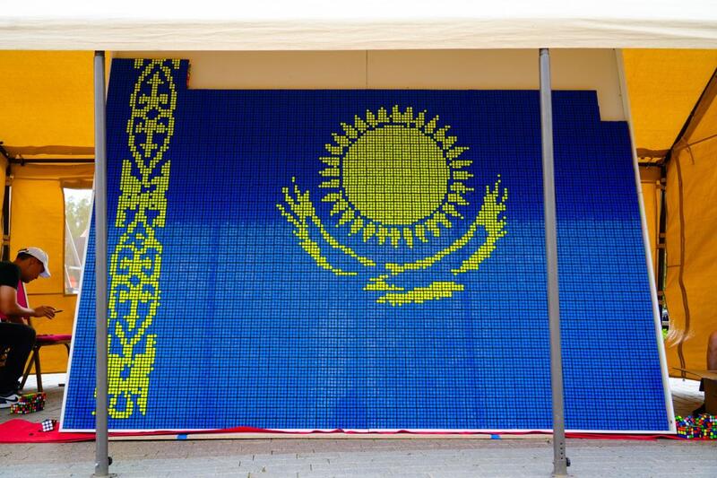 Изображение Флага Казахстана из 3 тысяч кубиков Рубика собрали в Астане