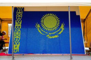 Изображение Флага Казахстана из 3 тысяч кубиков Рубика собрали в Астане
